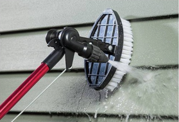 Washing siding with the Hyde Pivot pro Water Wand