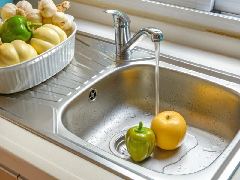 Kitchen faucet with a flowing water washing