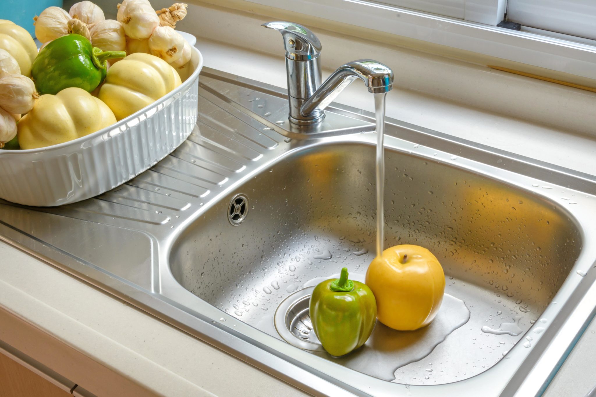 Kitchen faucet with a flowing water washing