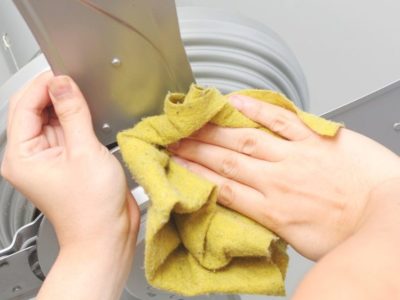 Cleaning a ceiling fan