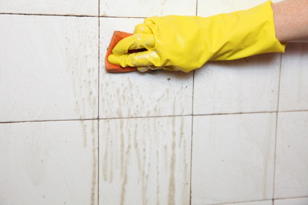Cleaning bathroom tiles and grout