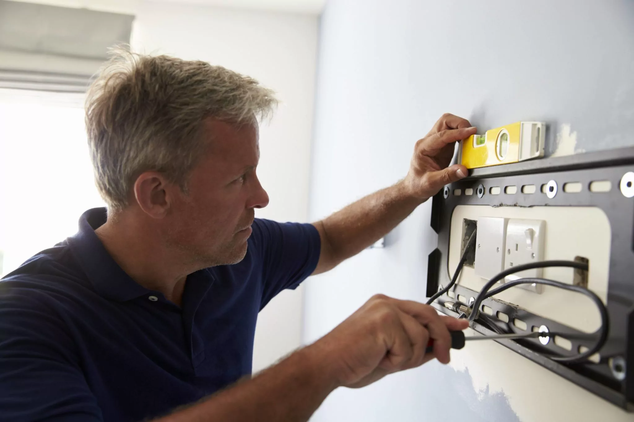 hang a flat screen tv