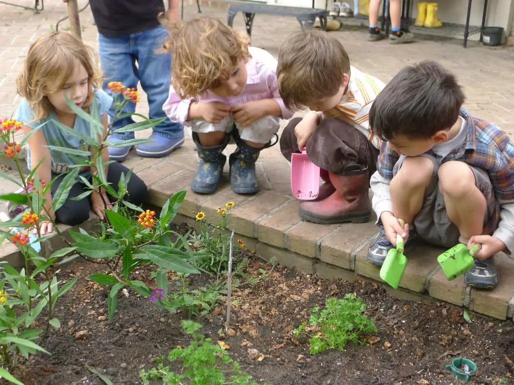 Fotos de niños plantando un jardín