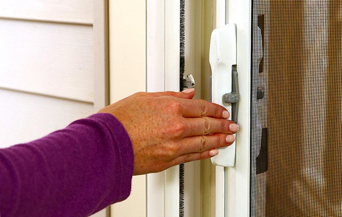 retractable screen door