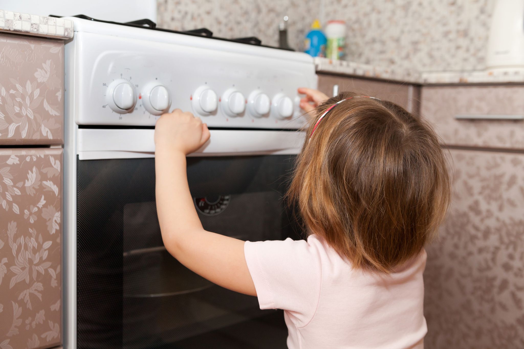 Включи рядом ребенок. Ребёнок около плиты. Газовая плита для детей. Дети возле духовки. Газовая плита без присмотра.