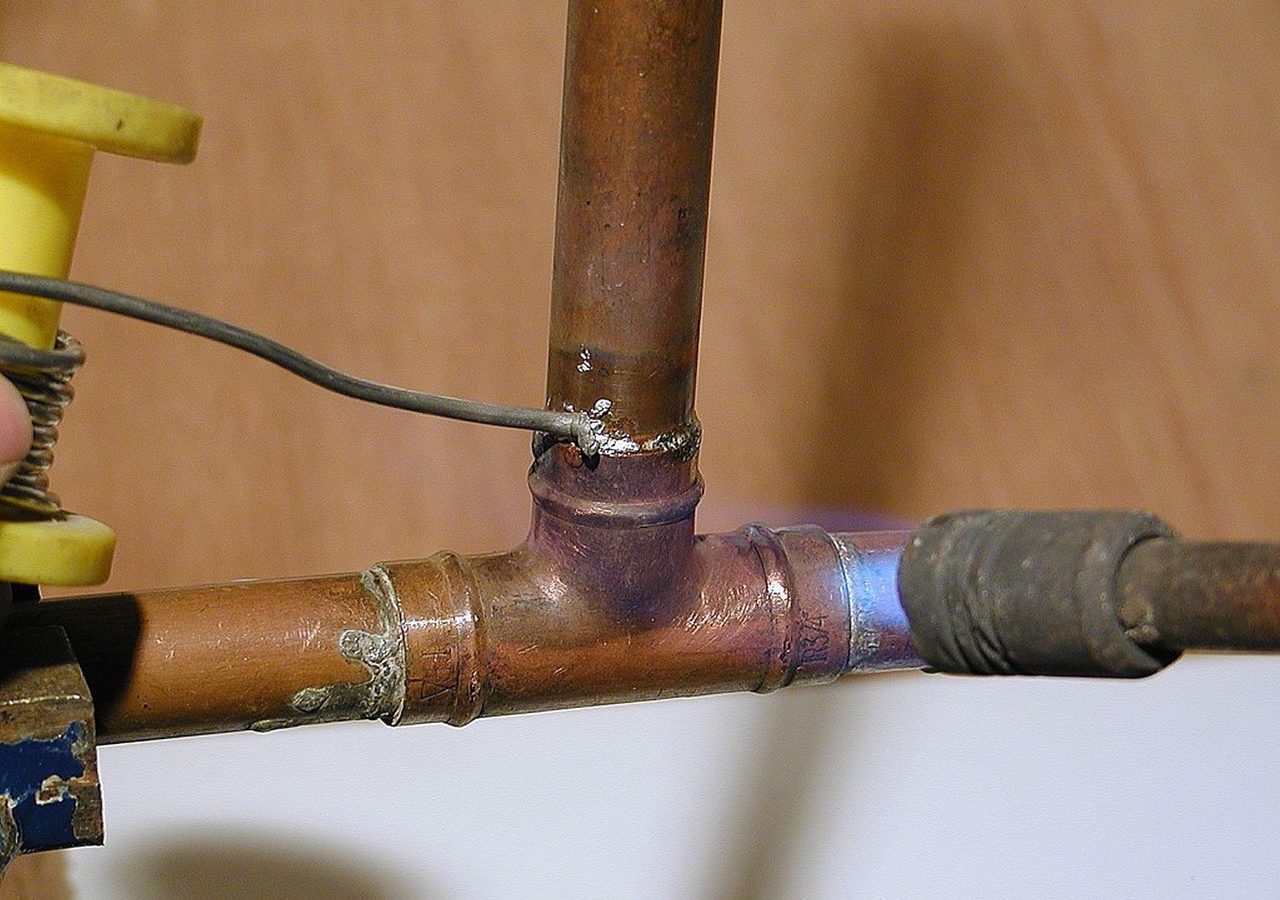 Repairing a leaking pipe