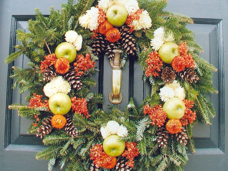 Historic Williamsburg Christmas wreath on door