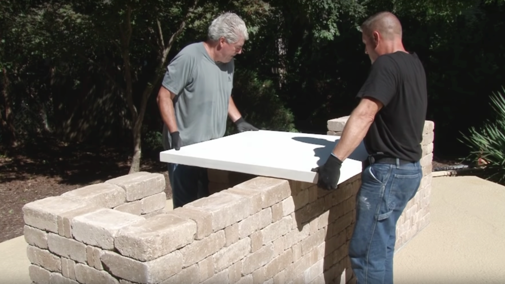  Soulever un comptoir en béton en place 