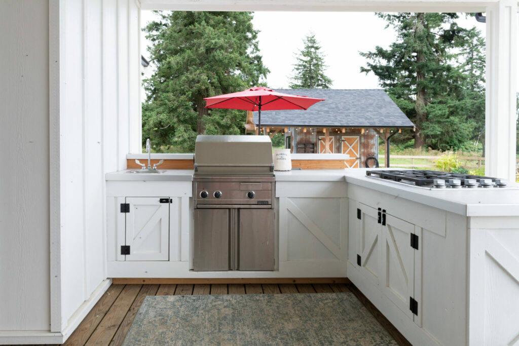 How to Plan the Outdoor Kitchen of Your Dreams Modern outdoor kitchen