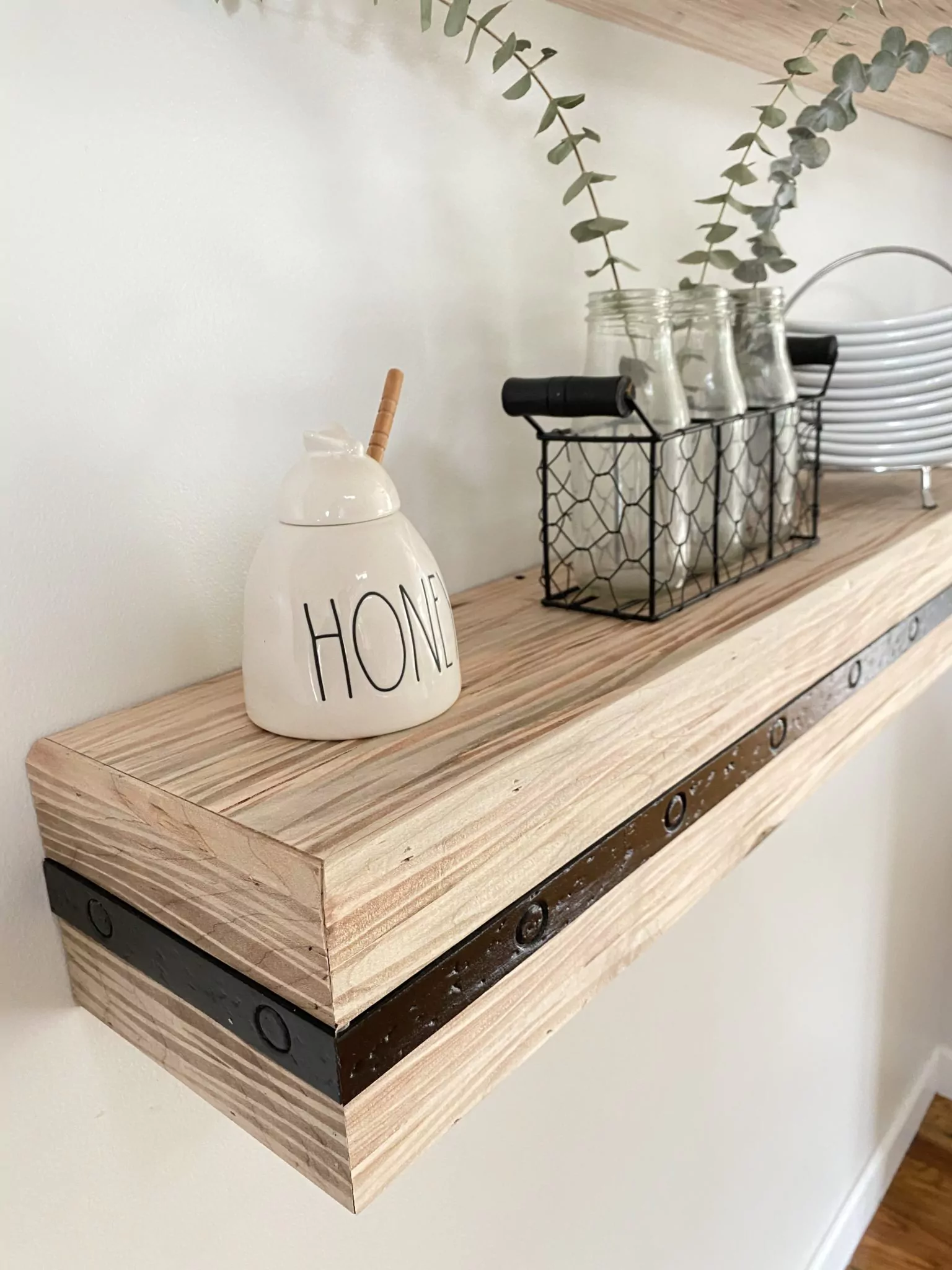 Floating kitchen shelf