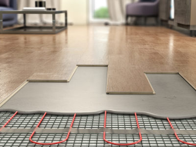 Laminate panels on floor with underfloor heating