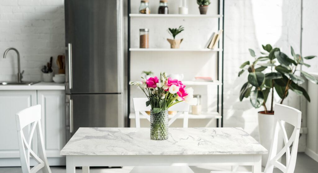 Marble Dream table with bouquet